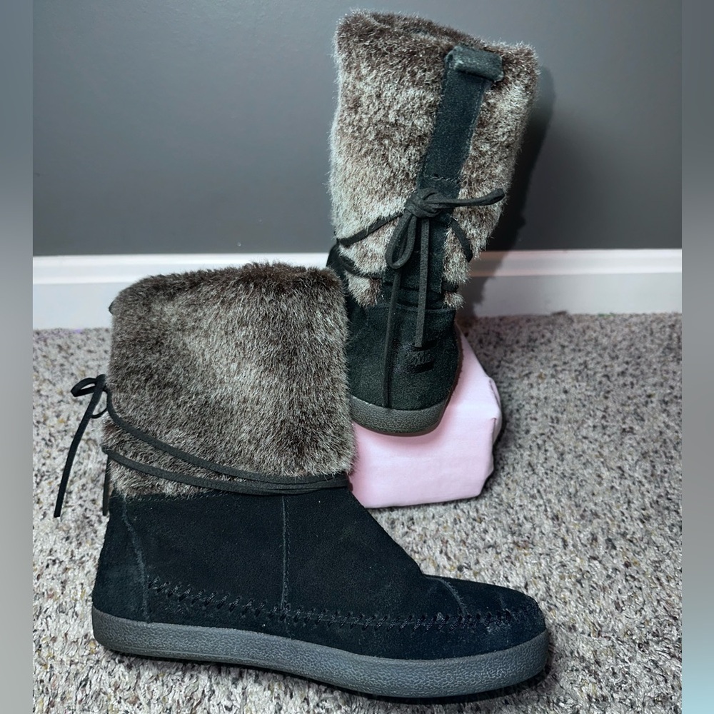 TOMS Black Suede Faux Fur Winter Boots Warm Cozy Mid Calf Slip On Women’s 6 - Picture 6 of 6